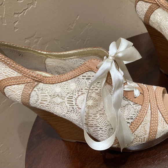 Seychelles Women's Harmony Wedge Peep Toe Pump, Natural, Size 7.5 - Picture 9 of 11